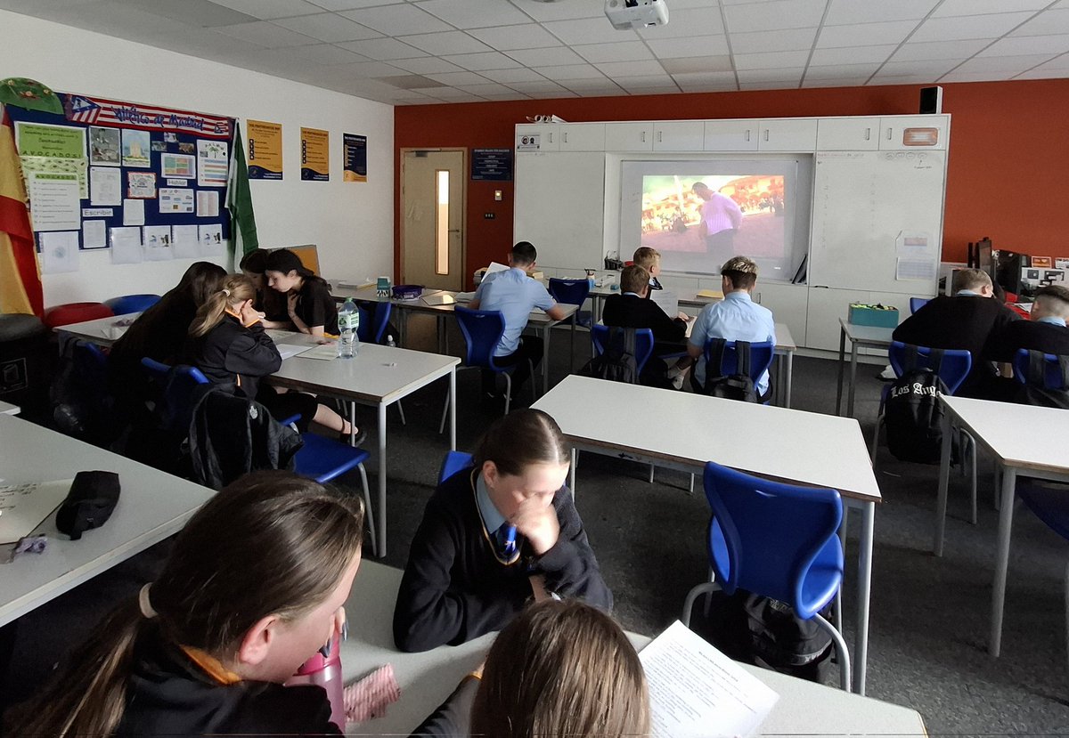 pentrelanguages's tweet image. How do you make sure that pupils leave their last Year 7 Spanish lesson on a high, with smiles on their faces?? With a whole class #Encanto gap-fill singalong, of course! 🇨🇴🎤🎶🦋 #Spanish #español #lafamiliamadrigal #bruno #nosehabladebruno @EncantoMovie