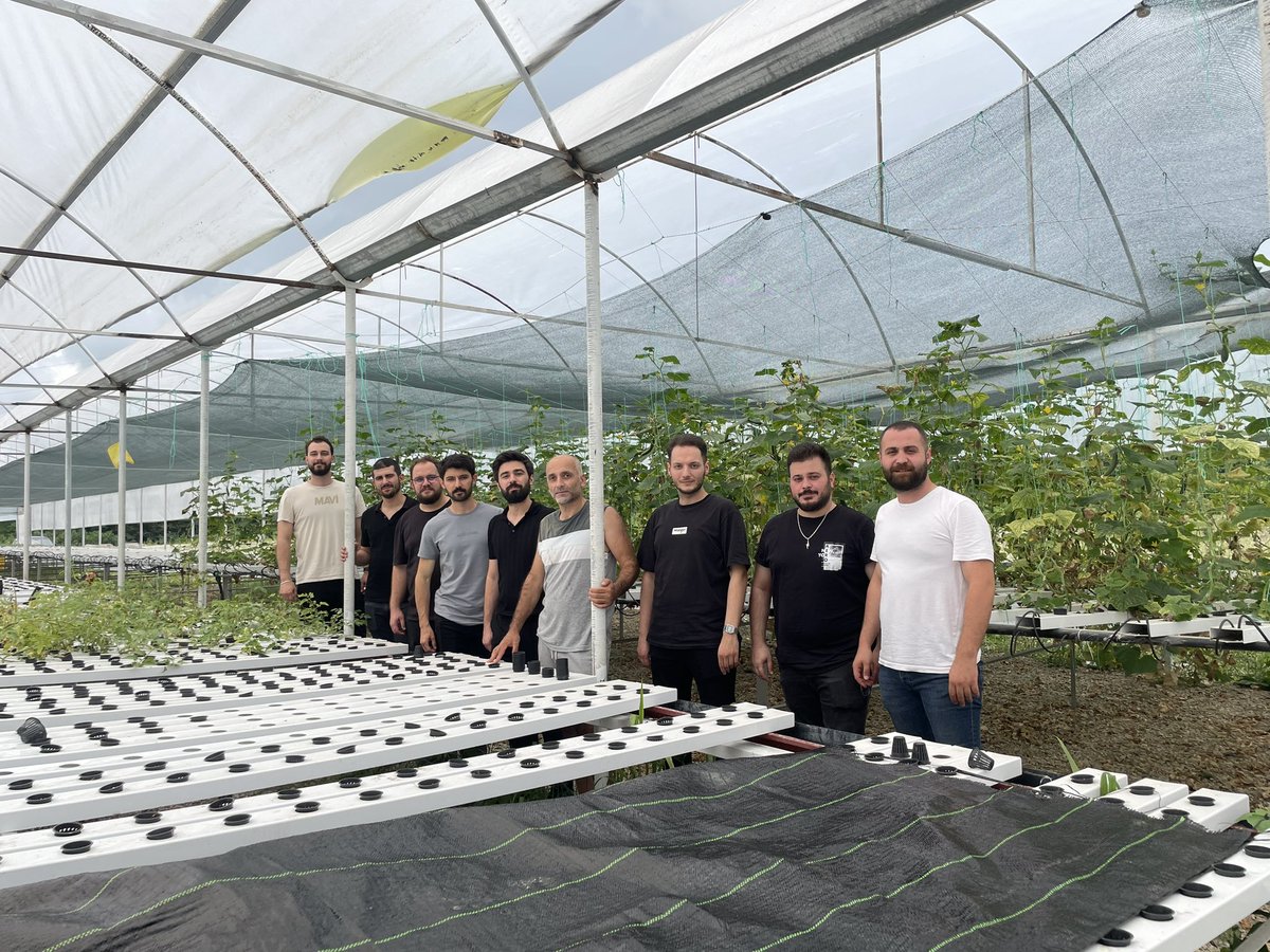 Rize'de topraksiz tarım üzerine bir girişimde
bulunan, Sayin Taner Topaloglu'nu topraksız tarim seralarında ziyaret ettik, faaliyetleri ve girişimlerindeki süreçler konusunda bizleri
bilgilendiren ve nazik karşılayan Taner Bey'e teşekkür ederiz.