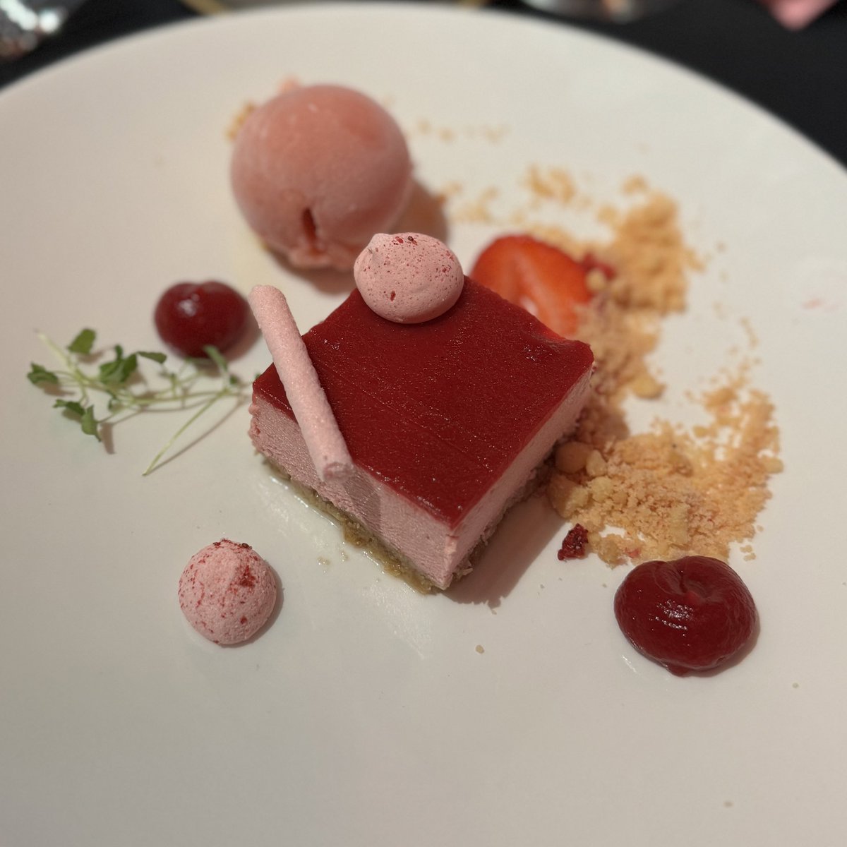 Table 43’s appeal to win the X competition! 👀 #HmAwards24 <a href="/rachelmason81/">Rachel Mason</a> <a href="/MattMorris1000/">Matthew Morris</a>