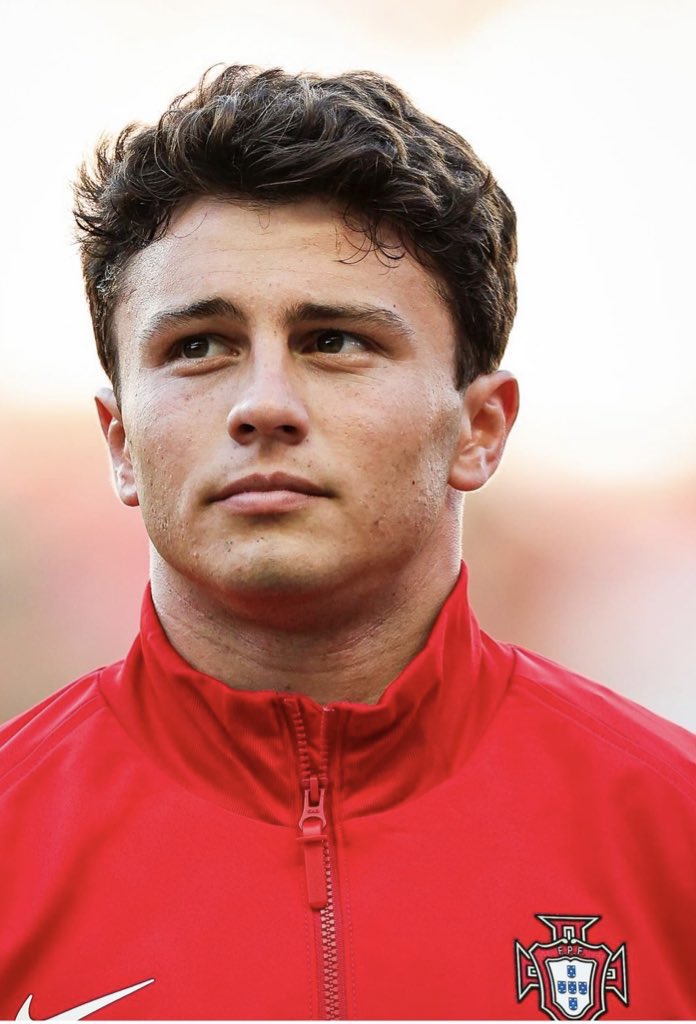 Valeri Lobanovski (entraîneur qui a révolutionné le football) a dit un jour : « Le plus important dans le football, c’est ce qu’un joueur fait sur le terrain quand il n’a pas le ballon, pas quand il l’a. »

João Neves est, avec ballon, très à l’aise, même s’il doit progresser