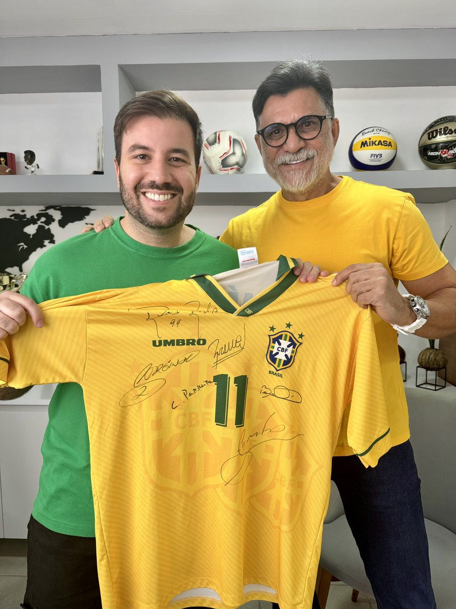 30 ANOS DO TETRA!

Eu só tinha 6 anos. Minhas memórias estão reduzidas a reuniões da minha família para ver os jogos em casa. Tenho uns flashes de alguns adultos pulando na piscina depois dos pênaltis. E só.

Mas que bom que surgiu esse projeto. E logo ao lado de um cara