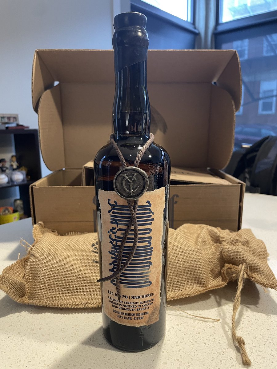 vexlethrights's tweet photo. got my sandkheg’s hide delivered today and I am FOAMING AT THE MOUTH UGH. the bottle, the packaging, the @DevenRue map!!!!!!! I am in awe. so excited to get into everything @CriticalRole @QuestsEndWsky https://t.co/VWHSmeQDYi