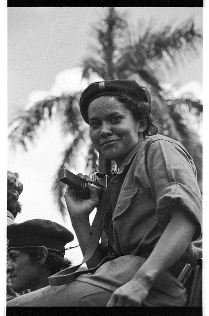 Visitar a una combatiente histórica insurreccional, es escucharle narrar fachenta y orgullosa sus anécdotas en cada foto; fotos opacadas x el polvo y el tiempo; guardadas con celo, guardadas con fervor, en un álbum amarillento que se deteriora al suspiro, a la añoranza en su voz.
