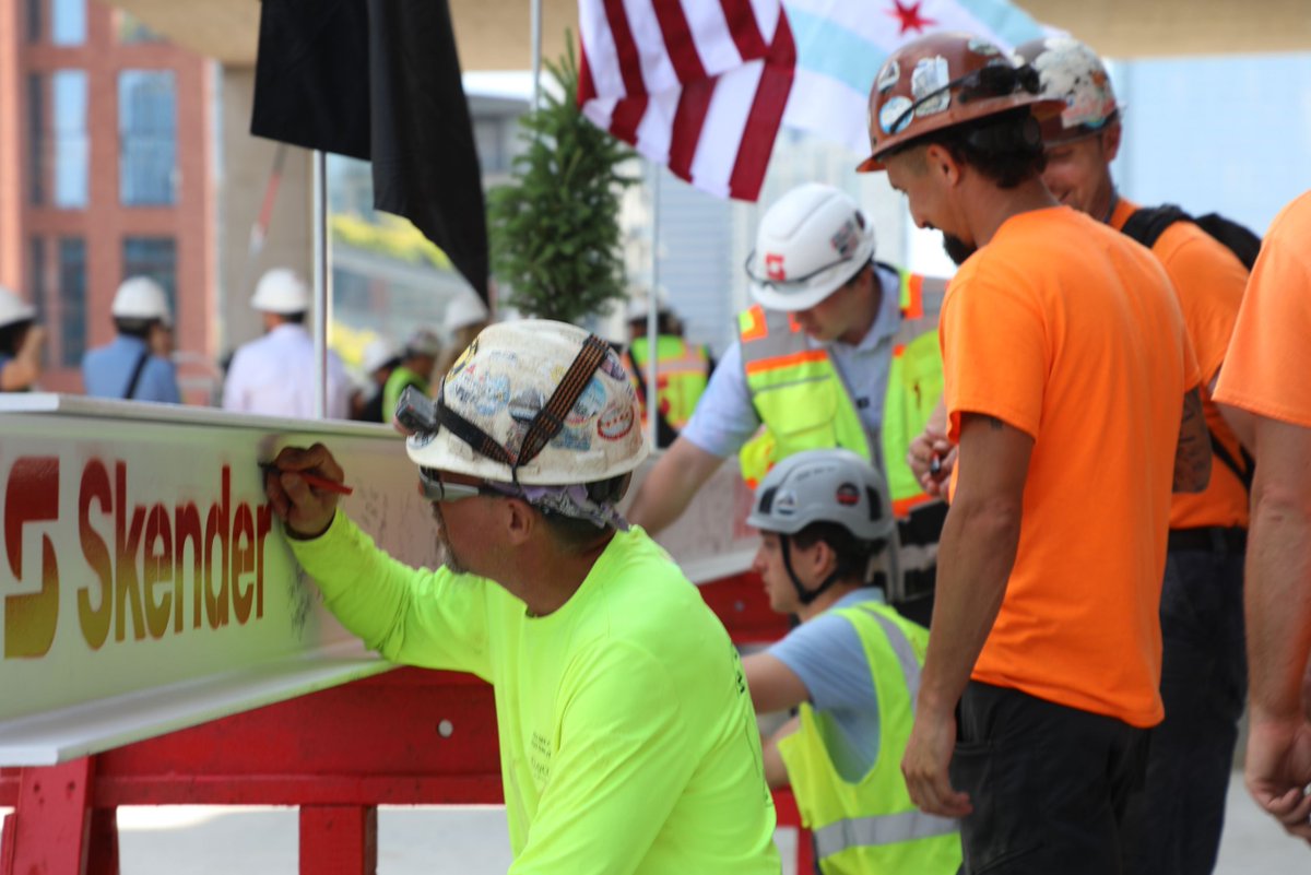 TOPPING OUT: Today, our partners, clients and project team gathered to celebrate reaching the final height at 919 W Fulton, an 11-story, 409,000-square-foot-mixed-use office building!

Read more here: skender.com/news-media-ite…