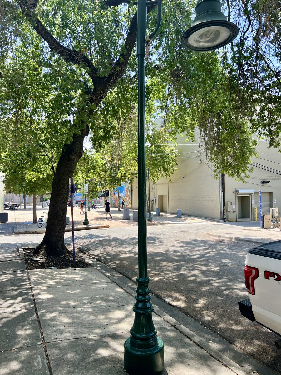 safehorns's tweet photo. Little things make a big difference🤘Shout oUT to the @WCAmbassadors for improving the 23rd St Artist Market in various ways, like a fresh coat of paint on the decorative acorn light fixtures &amp; planters. 

#DontMessWithTexas #CPTED #CrimePrevention #KeeptheDragClean #YouDoGood https://t.co/dbCzGxRlzb