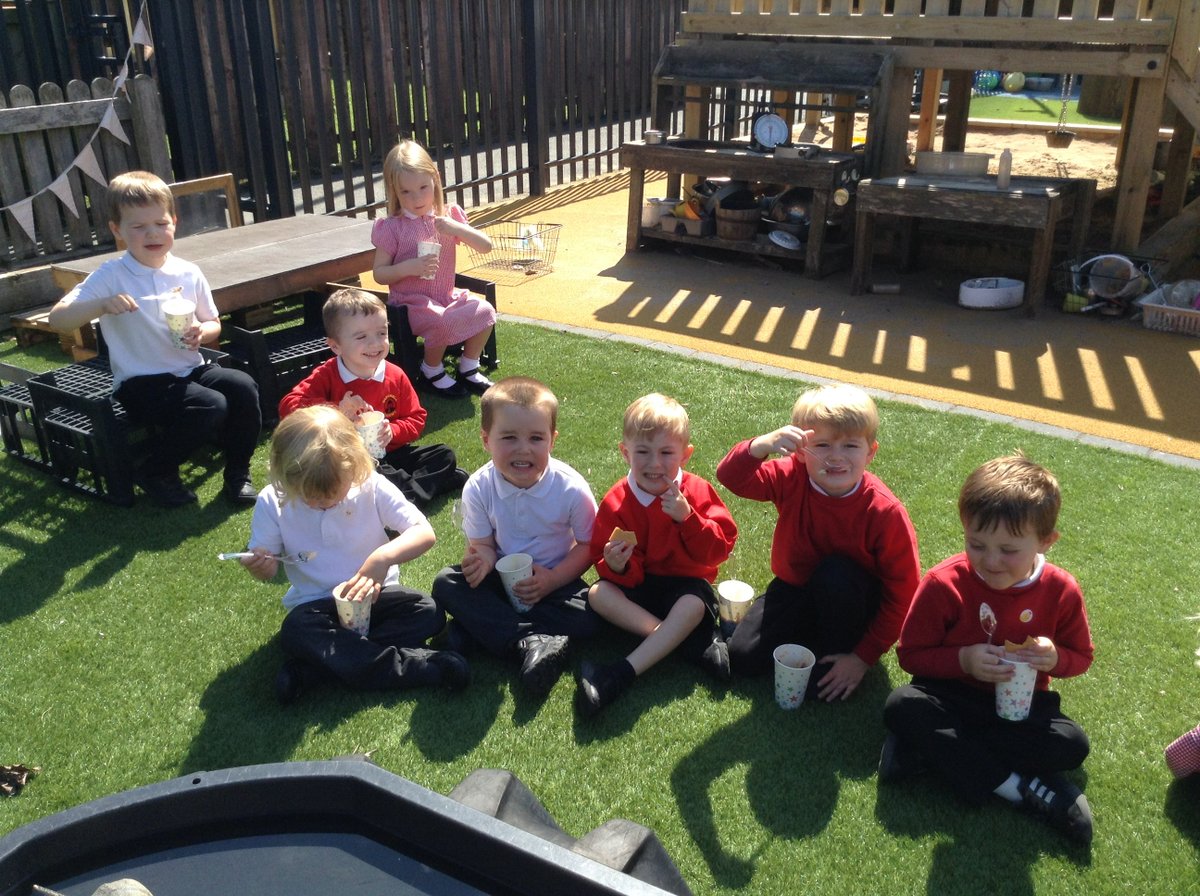 barnwellprimary's tweet photo. Nursery have had a wonderful time at their ice cream parlour today! Lots of flavours to choose from, sprinkles of every kind, sauces, flakes and chocolate buttons...yum yum! 🍦🍨🍦🍨 We then sat in the garden to enjoy it ☀️ #treatweek #icecreamheaven #artsmark #financeweek https://t.co/UM4rsc9MkA