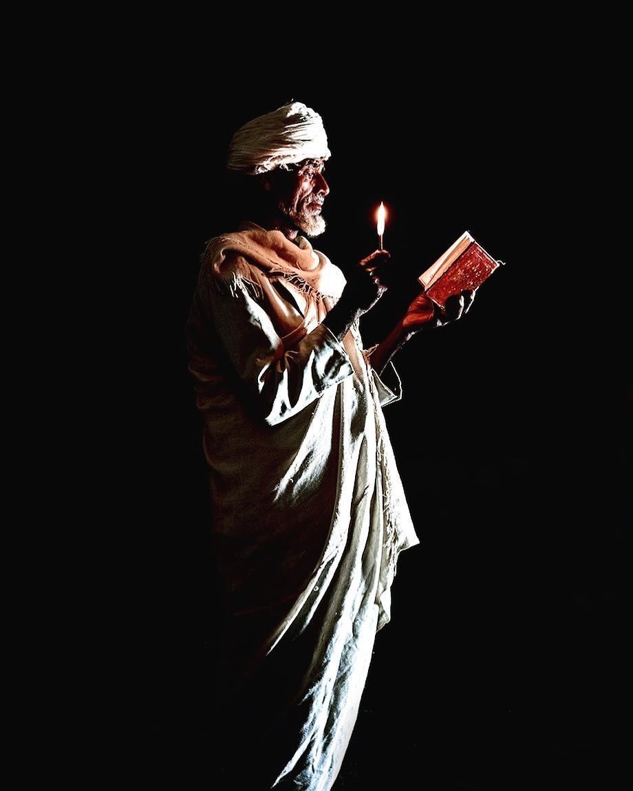 " ليسَ الجَمالُ بِأَثوابٍ تُزَيِّنُنا
إِنَّ الجَمالَ جَمالُ العَقلِ وَالأَدَبِ"