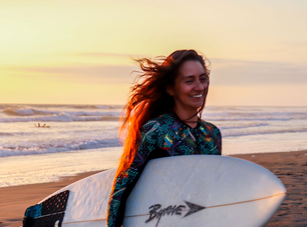 Antes que termine el 2024, debo tomarme nuevas fotos para mi web.

La Baratau camelladora, impetuosa, estratega, aventurera y despeinada.

Se vienen  buenas nuevas 😌.