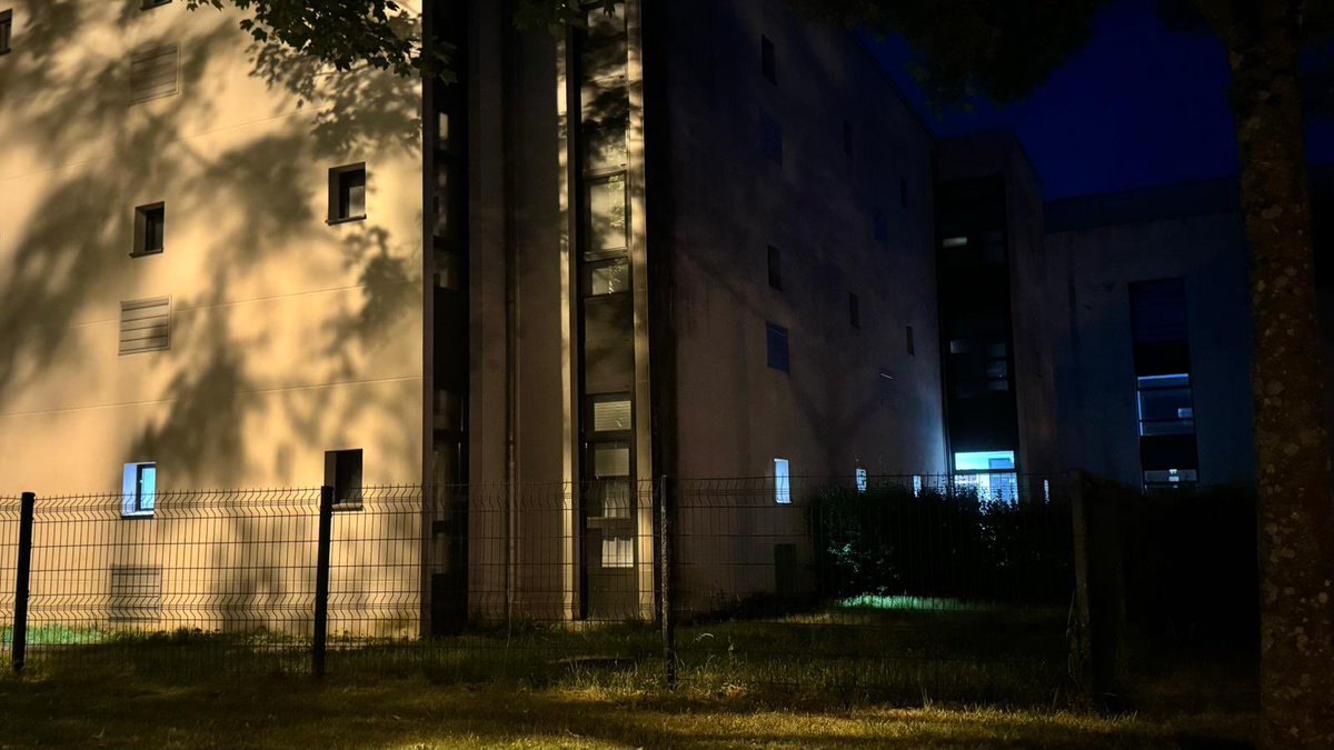Gerome1702's tweet photo. À croire qu’il y a encore des #élèves dans l’établissement en cette période de vacances à la cité #scolaire de #Sézanne. Jour et nuit, la #lumière est allumée et c’est le #contribuable qui paye… @AcReims https://t.co/SnLhfcHnUv