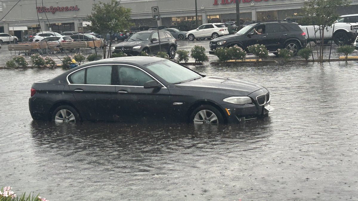 LukeABC13's tweet photo. Spotted 2 stalled cars on Weslayan at Bissonnet. https://t.co/5zjsfllT6g