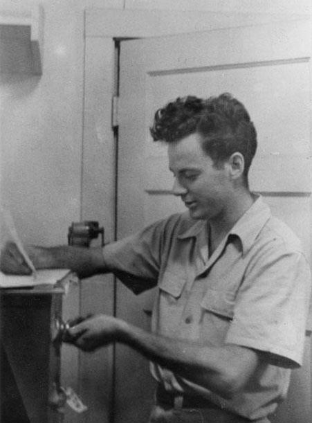PhysInHistory's tweet photo. Richard Feynman had an unusual hobby of safecracking. While working on the Manhattan Project at Los Alamos, he amused himself by figuring out how to open combination safes in the facility, much to the surprise and frustration of his colleagues. https://t.co/Ofpy6wYoA0