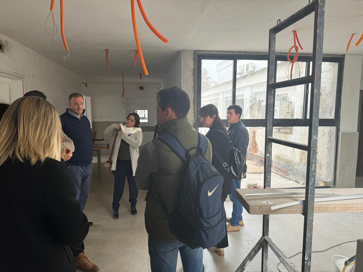 ASSEcomunica's tweet photo. El Presidente (i) de #ASSE, Néstor Graña, recorrió las obras de las nuevas Salas de Internación y del CTI en el Hospital de #Artigas, que se inaugurarán este año
@NestorGraa1
#AsseEnMarcha https://t.co/7FHLX8aiUL