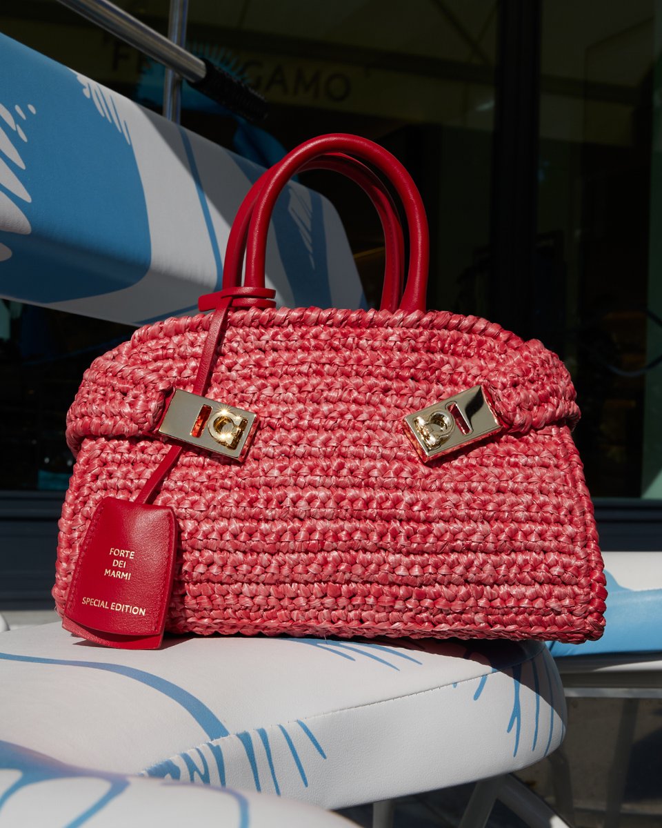 Ferragamo's tweet photo. Iconic Italian summer destinations: Forte dei Marmi edition.
Discover the new Ferragamo boutique, an expression of contemporary classicism, home to an exclusive bespoke Hug mini in red raffia.
#OOOFerragamo #FerragamoHugBag #ForteDeiMarmi https://t.co/oVxnkUYwXZ