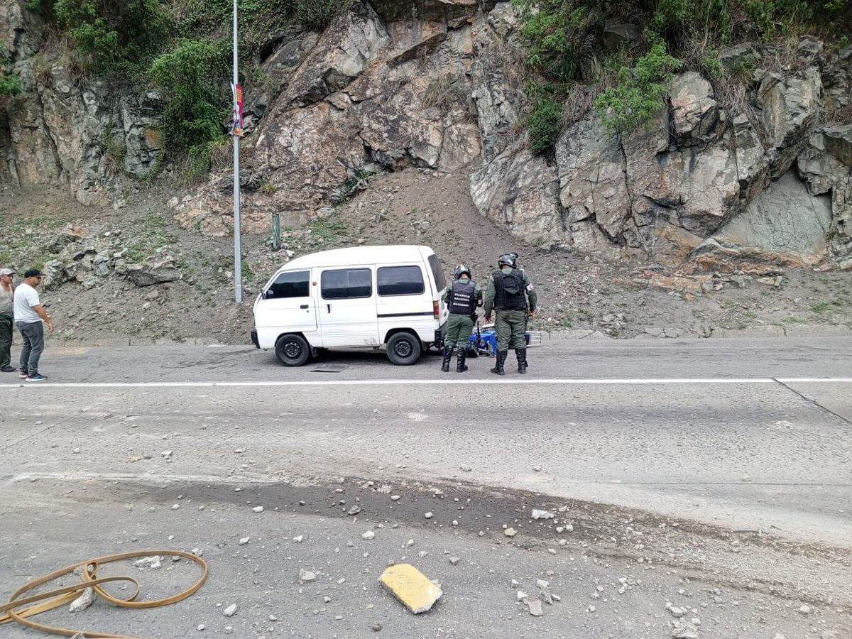 Atentos y pendientes: hace minutos accidente en la parte baja del túnel de la planicie, involucrados varios vehículos, entre ellos una unidad de bomberos, están informando 6 heridos, contabilizando los funcionarios bomberiles. Ya fueron trasladados al Perez Carreño.