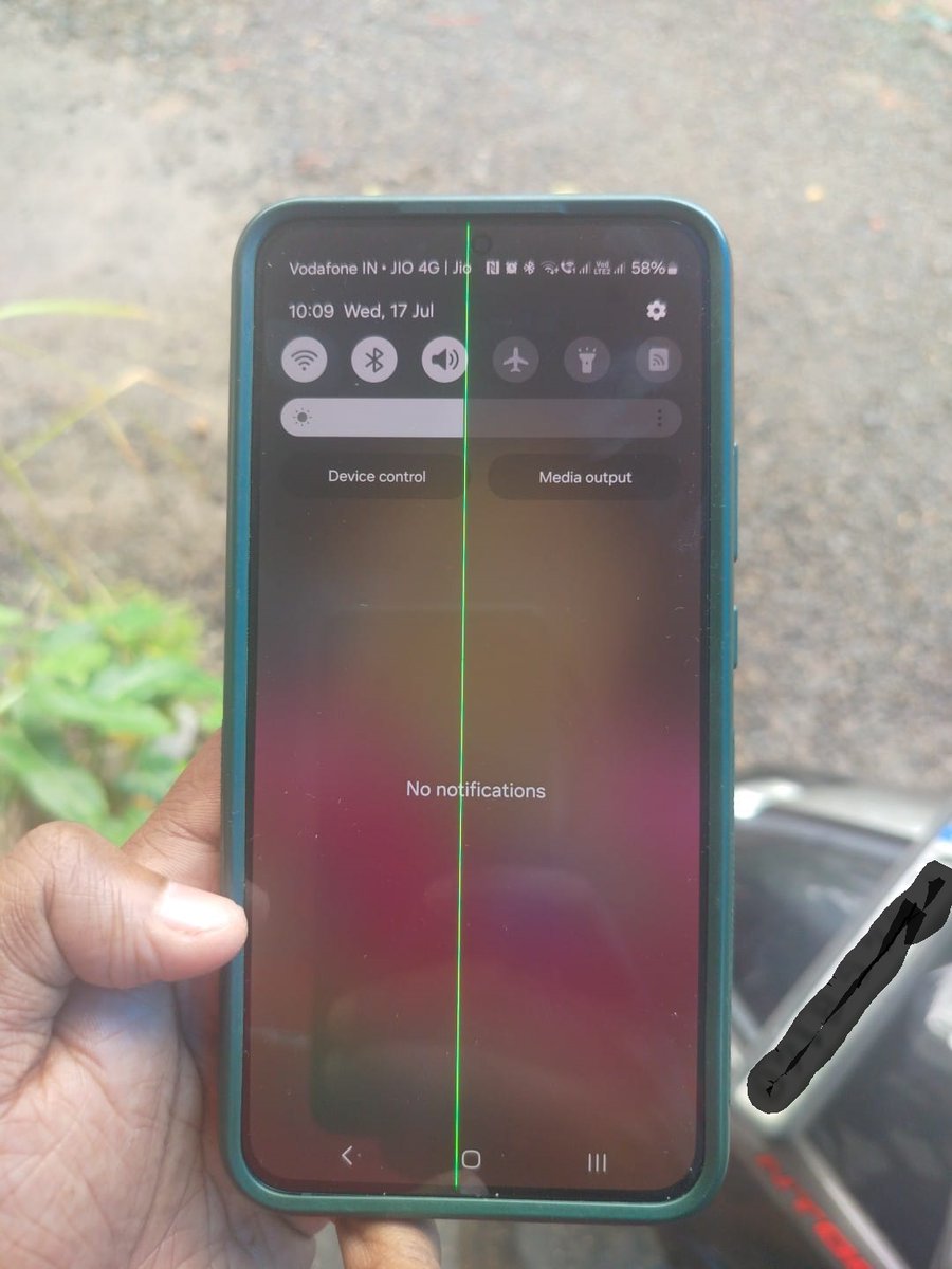 jyothishkd's tweet photo. Hi @SamsungSupport
@SamsungMobile  @SamsongIndia , A problem found on S22+ and the offline service centre is not helping resolving this. It is unfortunate we spend a good chunk of money on phones which gets these issues exactly with a year of usage. #GreenLineIssue https://t.co/M1j0g2P46H