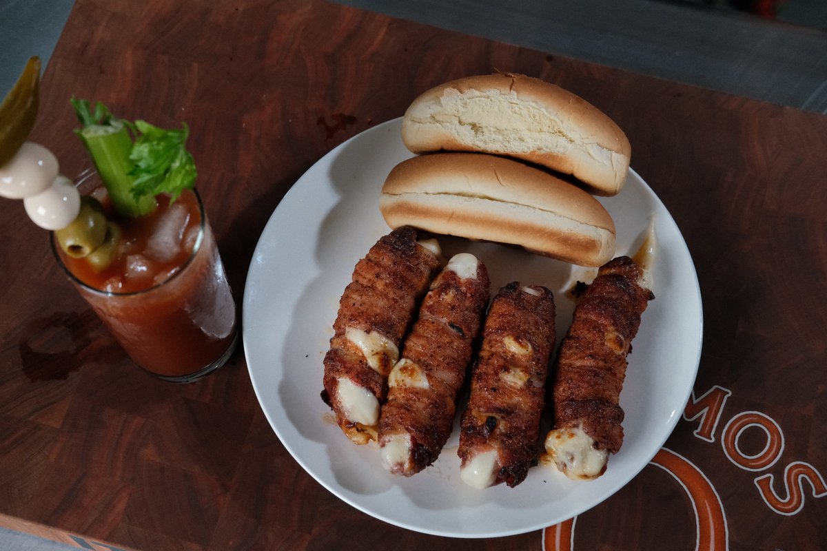KosmosQ's tweet image. Wrap Wednesday coming in HOT with these Bacon Wrapped Brat Boats 🙌 This is the perfect twist to a delicious midweek meal 🔥🤩 Pair it with our Bloody Mary Mix and you&apos;ve got yourself a WINNER 🏆 #baconwrappedeverything #baconwrapped #bratwurst #bloodymarytime #kosmosq