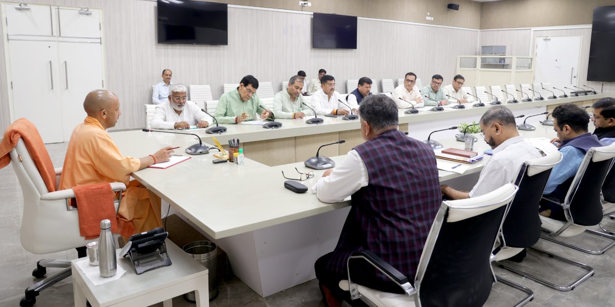 CMOfficeUP's tweet photo. कांवड़ यात्���ा से संबंधित हर जिले की हर सड़क की मरम्मत का शेष काम अगले 72 घंटे में पूरा कर लिया जाए।

पूरे कांवड़ यात्रा रूट की साफ-सफाई कराई जाए, यह क्रम पूरे माह जारी रहना चाहिए। कहीं भी गंदगी अथवा जलभराव नहीं होना चाहिए। सॉलिड वेस्ट मैनेजमेंट के साथ ही पूरे कांवड़ यात्रा मार्ग पर अच्छी प्रकाश व्यवस्था होनी चाहिए। इसके लिए अतिरिक्त स्ट्रीट लाइट लगवाई जाएं, ट्रांसफार्मर की व्यवस्था भी रहे: #UPCM @myogiadityanath 

#NayeBharatKaNayaUP