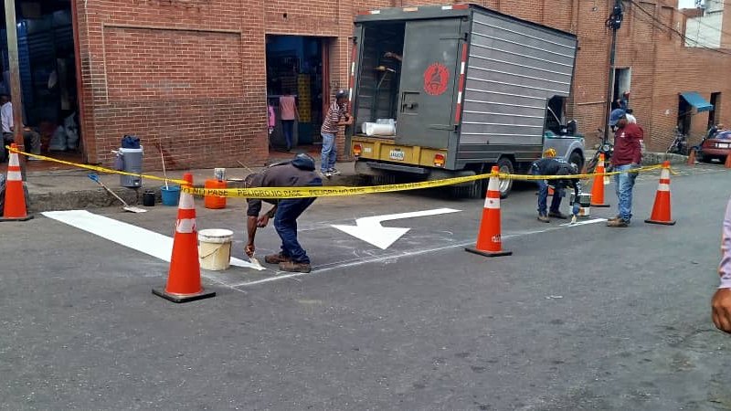 La Div. De Infraestructura Vial de imat realizan demarcación de flechado direccional en el sector de la calle el Reloj informando a los compañeros transportistas que estará cerrado el acceso en estos momentos 
<a href="/lAlcaldiasucre/">AlcaldíaSucre</a> 
#ImatSucreTrabajandoPorSuMunicipio