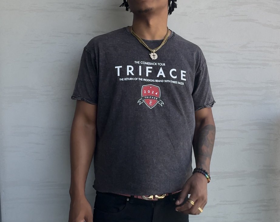 1DeboTaylor's tweet photo. The Comeback Tour Tees From
T R I F A C E https://t.co/I6y4q3hkxF