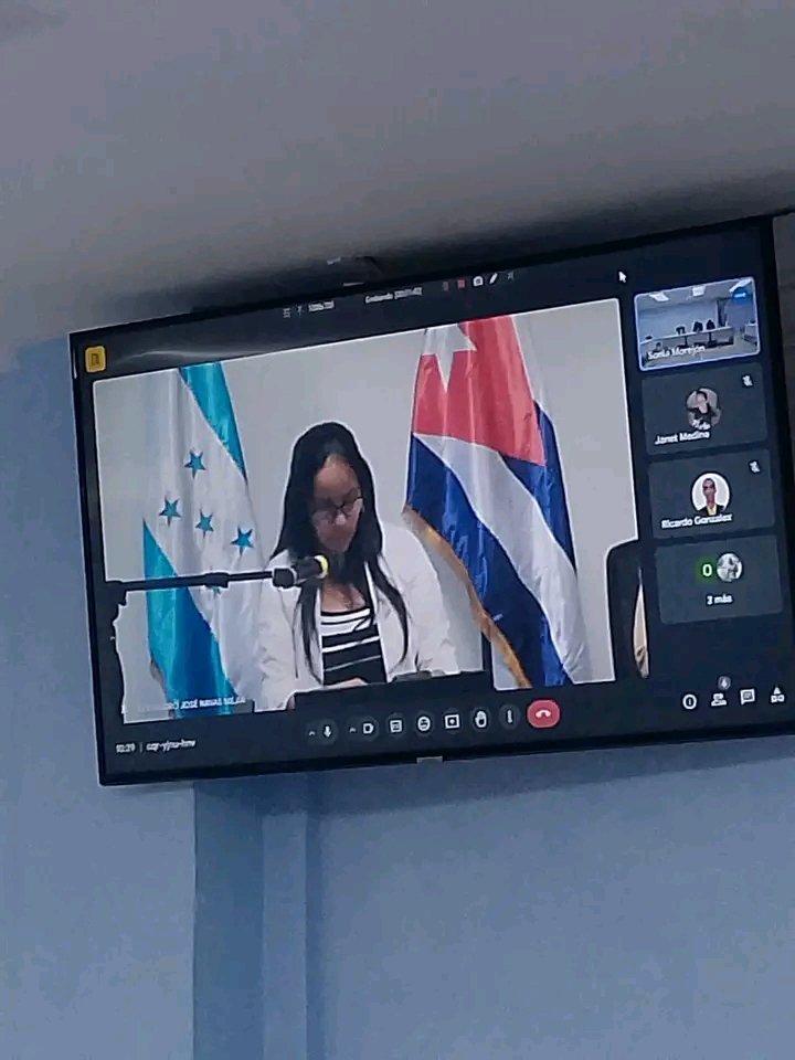 AnaLeydisSurez3's tweet photo. Excelente exposición de su investigación. Felicidades para Miladis Vargas Fernández que acaba de obtener el título de Doctora en Ciencias de la Educación. @RaulSamon @lobaina_zu24189 @dpestgo @CubaMined @MaricusaPrim https://t.co/u1uRDvrICL