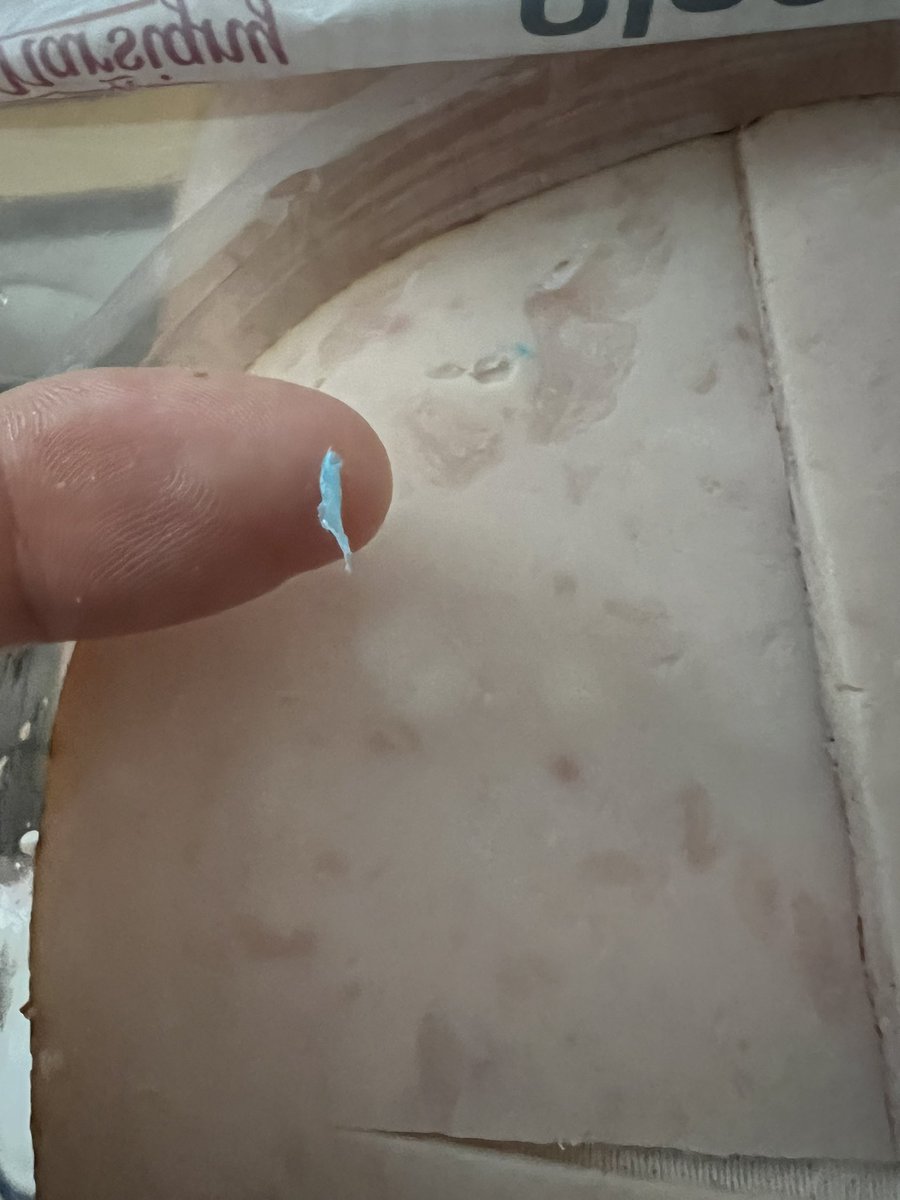 simlyne's tweet photo. @AldiFrance Morceau de plastique dans «  blanc de dinde doré au four x4 » acheter aujourd’hui, Lot 2426418 20196

Que faire ? https://t.co/0sCDb5XcEY