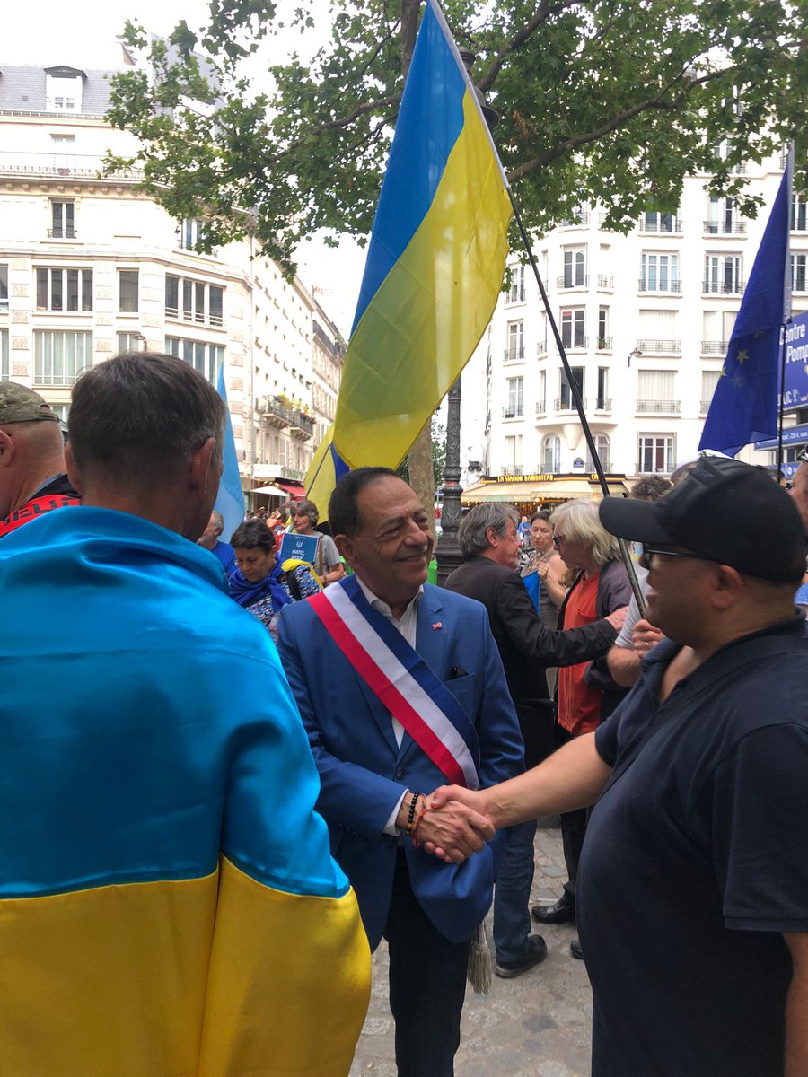 JeanLucRomero's tweet photo. Présent aujourd’hui à la marche de solidarité européennes pour les Ukrainiens à l’initiative de l’@union_ukr_fr pour affirmer le soutien constant de la Mairie de Paris, Anne Hidalgo, et de la Ville de @Paris.
Soyons solidaires et engagés pour la paix en #Ukraine !🇺🇦
#SlavaUkraini