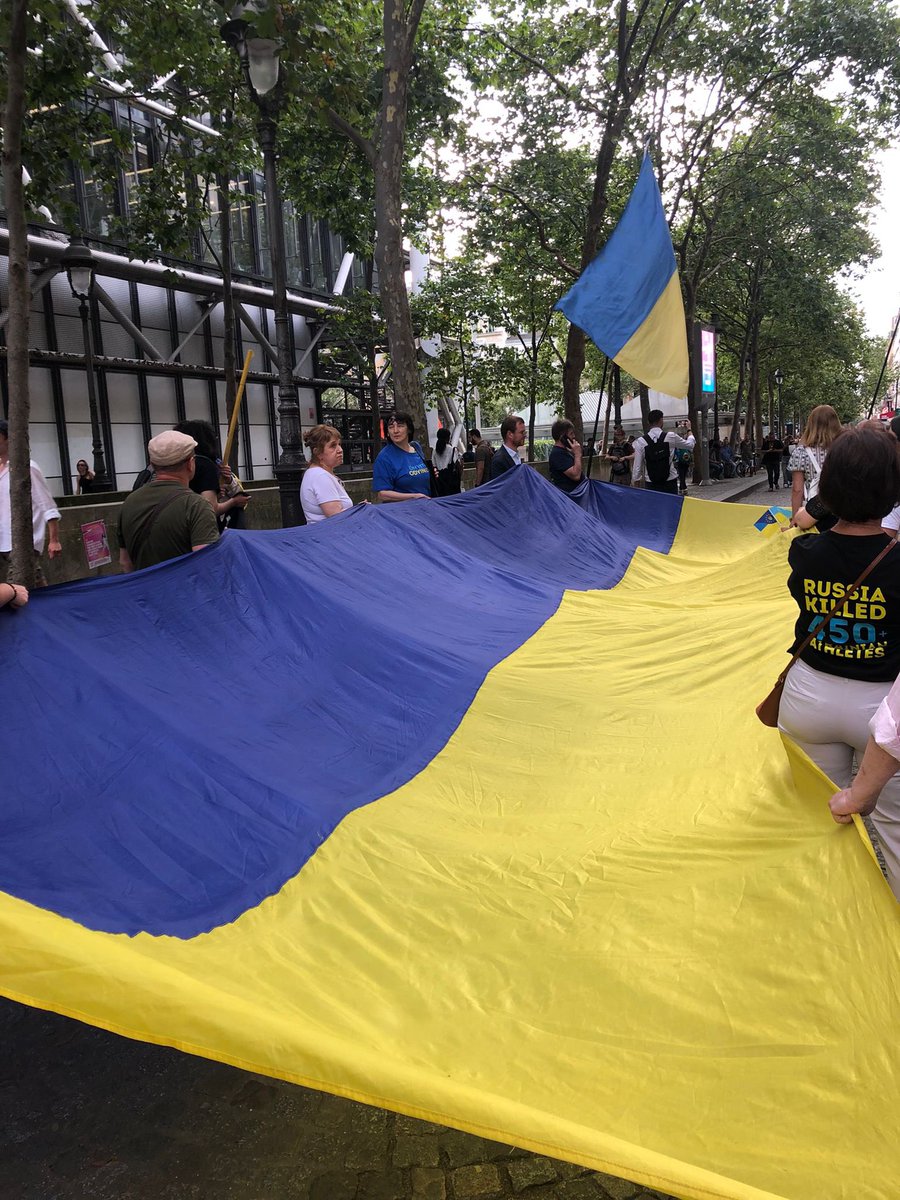 JeanLucRomero's tweet photo. Présent aujourd’hui à la marche de solidarité européennes pour les Ukrainiens à l’initiative de l’@union_ukr_fr pour affirmer le soutien constant de la Mairie de Paris, Anne Hidalgo, et de la Ville de @Paris.
Soyons solidaires et engagés pour la paix en #Ukraine !🇺🇦
#SlavaUkraini