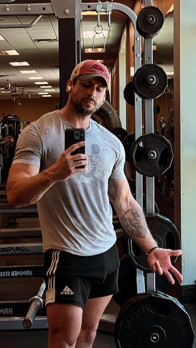 Trying to keep it concealed 🥴  Subscribe to my page for the rest of the pump 😈 https://t.co/nwITWpcu