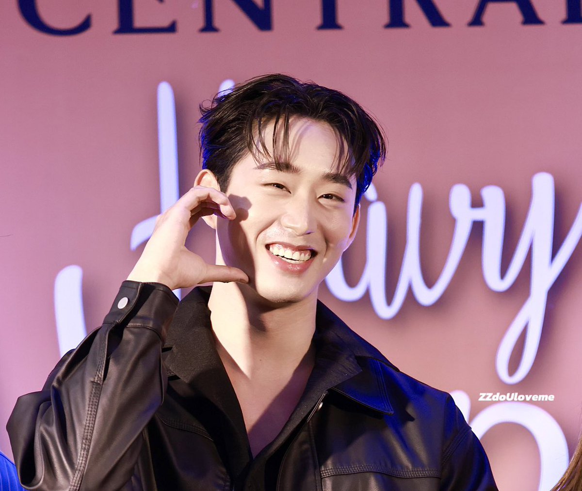 juejuewe's tweet photo. Day 4 - Est’s heart shaped lips when he smiling happily with people surrounding always be my fav🦈💙. Smile always my mood booster Est✨

#7DaysWithEST #est_rvp #EstSupha https://t.co/IeR7ozJ4ag