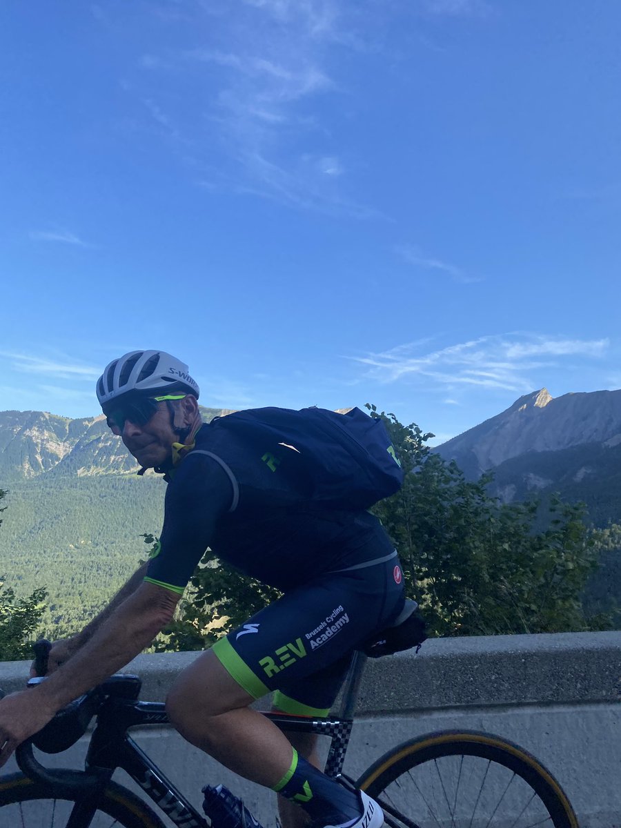 josselin_riou's tweet photo. Les parents de @EvenepoelRemco redescendent le Col du Noyer après la 17e étape du #TdF2024. https://t.co/wsxYMRaTHC