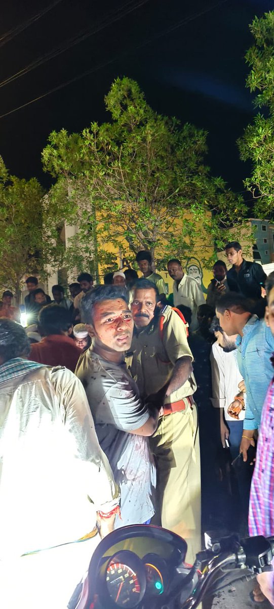 TeluguScribe's tweet photo. Sensitive Content

Breaking news

పల్నాడు జిల్లా వినుకొండలో దారుణం

అందరు చూస్తుండగానే వైఎస్సార్సీపీ కార్యకర్తను నరికి చంపిన టీడీపీ కార్యకర్త

వినుకొండ వైఎస్ఆర్ కాంగ్రెస్ పార్టీ యువజన విభాగ నాయకు���ు రషీద్ పై కత్తితో దాడి చేసి చంపిన జిలానీ అనే టీడీపీ కార్యకర్త

రషీద్ రెండు చేతులు నరికి మెడ పై కత్తితో దాడి
