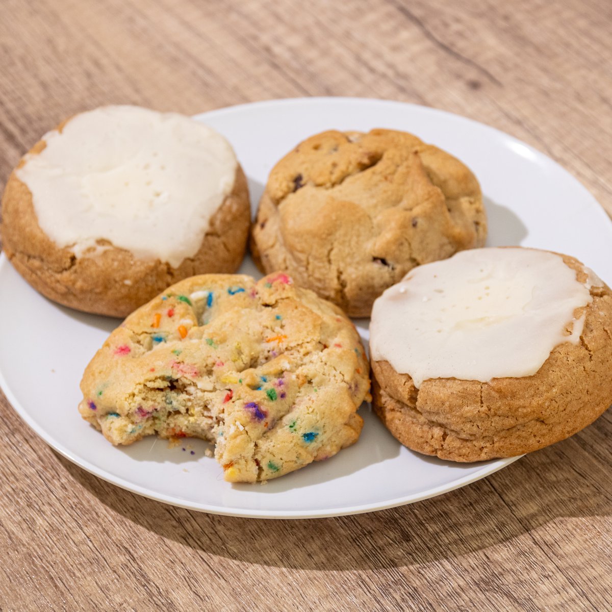 Follow these 3 steps for a mid-week pick me up 😃
1. Stop in for lunch. 🌱
2. Take home a few of our giant @midnightreats cookies. 🍪
3. Heat them up at 350°F for 5-10 minutes and enjoy! ✨
