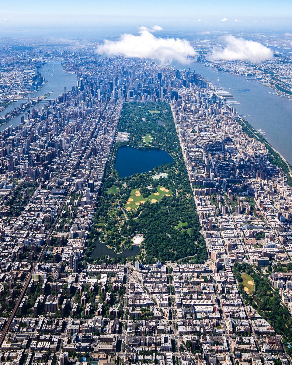 EmpireStateBldg's tweet photo. A walk in the park 

📷: @craigsbeds https://t.co/LWFDTPhnEj