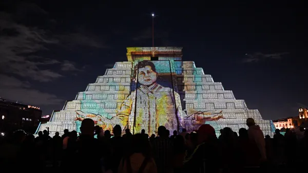 CorresponsalsMX's tweet photo. 👁️¡QUE NO SE TE PASE VISITARLA SI ESTAS EN #CDMX!
La réplica de la #pirámidedeKukulkán estará ya pocos días en el #Zócalo #CDMX.
El espectáculo nocturno "El Pueblo Maya y Felipe Carrillo Puerto de luces y sonido inaugurado por @martibatres  ante 80 mil asistentes rinde homenaje a la civilización maya y al revolucionario Felipe Carrillo Puerto, por el centenario luctuoso del luchador social yucateco.
El gobierno capitalino informó que ESTUVO DEL 12 DE JULIO HASTA EL 21 DE JULIO DE 2024 
Por lo que durante 10 días habitantes y turistas podrán disfrutarlo 
El show contará con tres funciones diarias, con una duración de 25 minutos aproximadamente por presentación. Este evento es acompañado por una presentación dancística simultánea a cargo de La Infinita Compañía.
📷RS