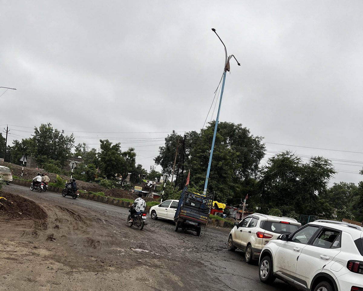 Ajay_paliwal05's tweet image. Musakhedi flyover road towards teen imli bridge, See the condition of approach road full of pits and in this rainy season people may fall as well. While making the flyover it is the responsibility of the company to repair the approach road instead they just left it like this.