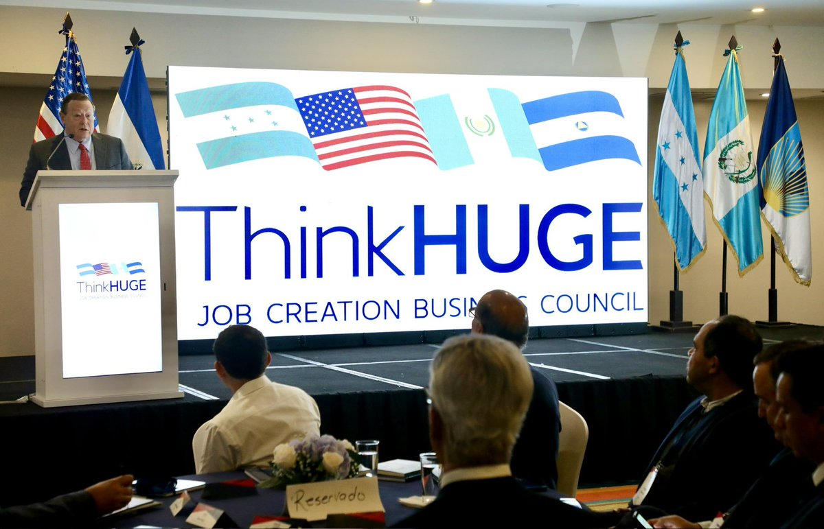 ultimahsv's tweet photo. #Nacionales | Esta mañana se realiza la cumbre sobre tecnología e infraestructura de #ThinkHuge💡.
El embajador de #EstadosUnidos🇺🇸 en #ElSalvador🇸🇻, William Duncan, expresó que el gobierno de su país "apoya el interés de invertir en El Salvador queremos ver crecer la economía del país y crear empleos para el pueblo salvadoreño".