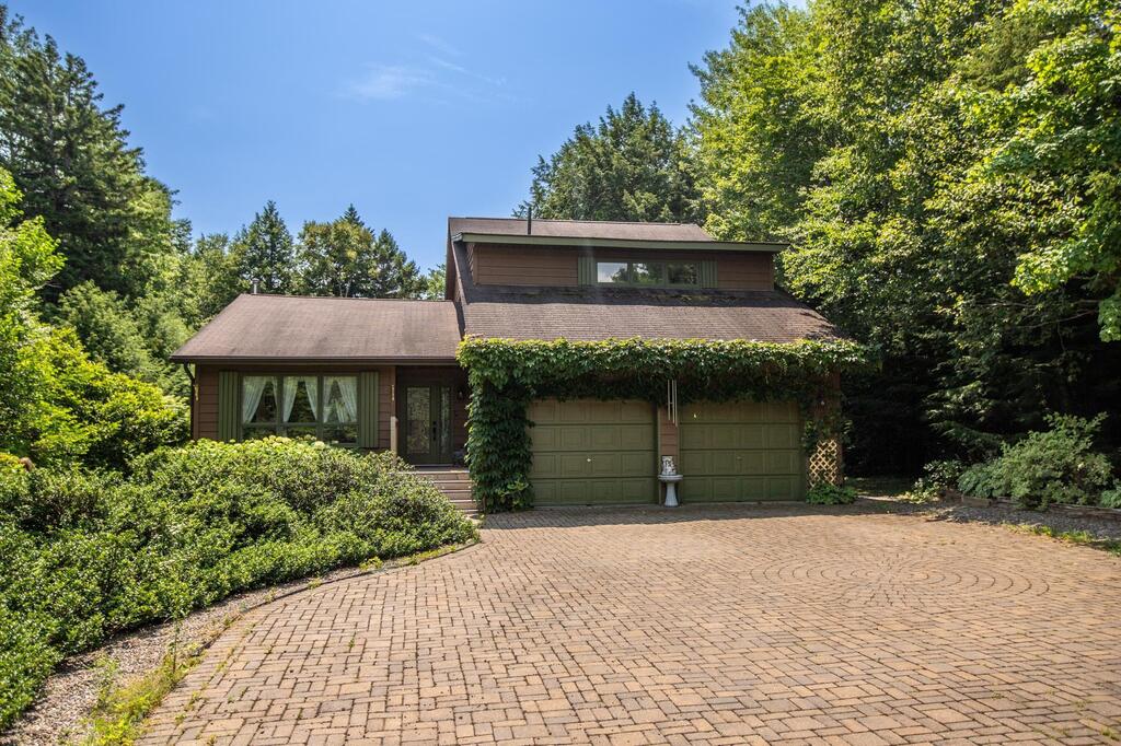 viewpoint_ca's tweet image. $730,000 FOR SALE
4 Beds | 2/1 Baths | 3,426 sq. ft.
91 Davis Drive, Beaver Bank

Looking for peace and tranquility in the charming community of Beaver Bank?

Listed by ViewPoint agents John Watson &amp;amp; Santiago Salgueiro
viewpoint.ca/cutsheet/20241…