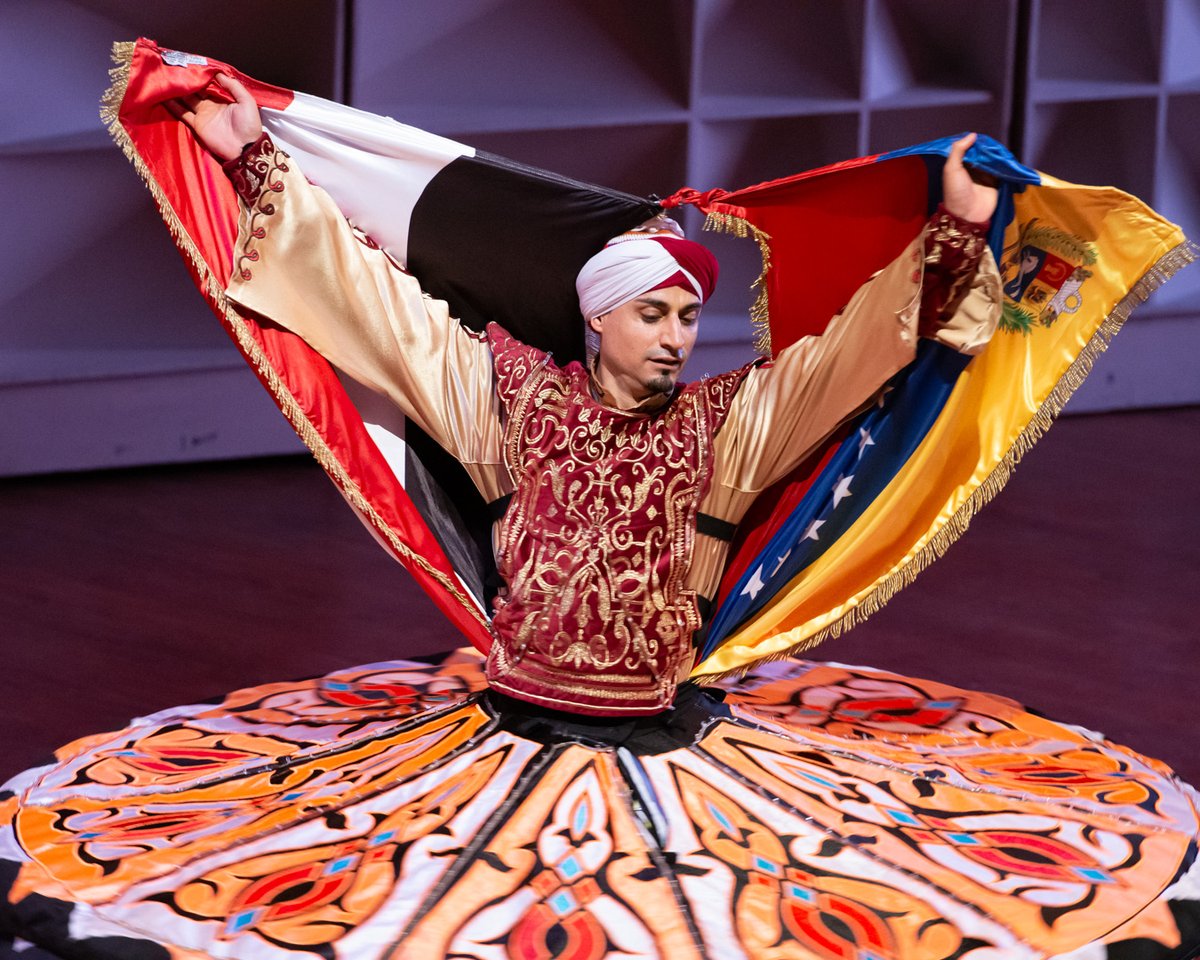 CairotaenCcs's tweet photo. #DíanacionaldeEgipto la noche se llenó de magia con la extraordinaria presentación del maestro  Mohamad Ghareb artista internacional egipcio quien cautivó al público con su deslumbrante danza de Tanoura (Sufi). https://t.co/QgYYerul3R