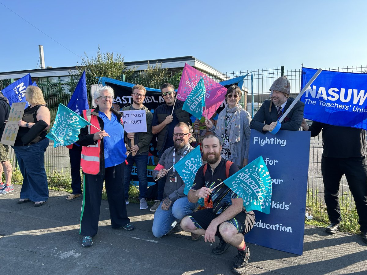 LouRegan1's tweet photo. Solidarity ✊🏽 with @NEUnion and @NASUWT members taking strike action at Trinity School in Nottingham today - it was great to join their fantastic picket line before work. Unfortunately I missed the music 🎶
@NEUnottcity @NEUEastMidlands https://t.co/KaLyFp1GL5