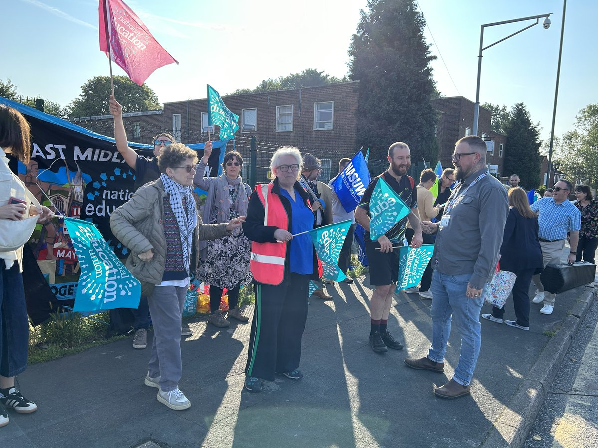 LouRegan1's tweet photo. Solidarity ✊🏽 with @NEUnion and @NASUWT members taking strike action at Trinity School in Nottingham today - it was great to join their fantastic picket line before work. Unfortunately I missed the music 🎶
@NEUnottcity @NEUEastMidlands https://t.co/KaLyFp1GL5