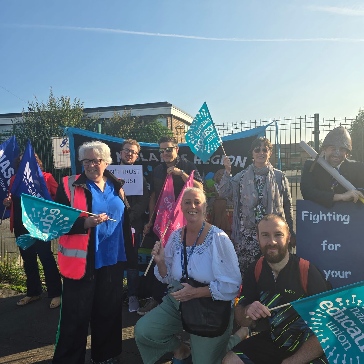 LouRegan1's tweet photo. Solidarity ✊🏽 with @NEUnion and @NASUWT members taking strike action at Trinity School in Nottingham today - it was great to join their fantastic picket line before work. Unfortunately I missed the music 🎶
@NEUnottcity @NEUEastMidlands https://t.co/KaLyFp1GL5