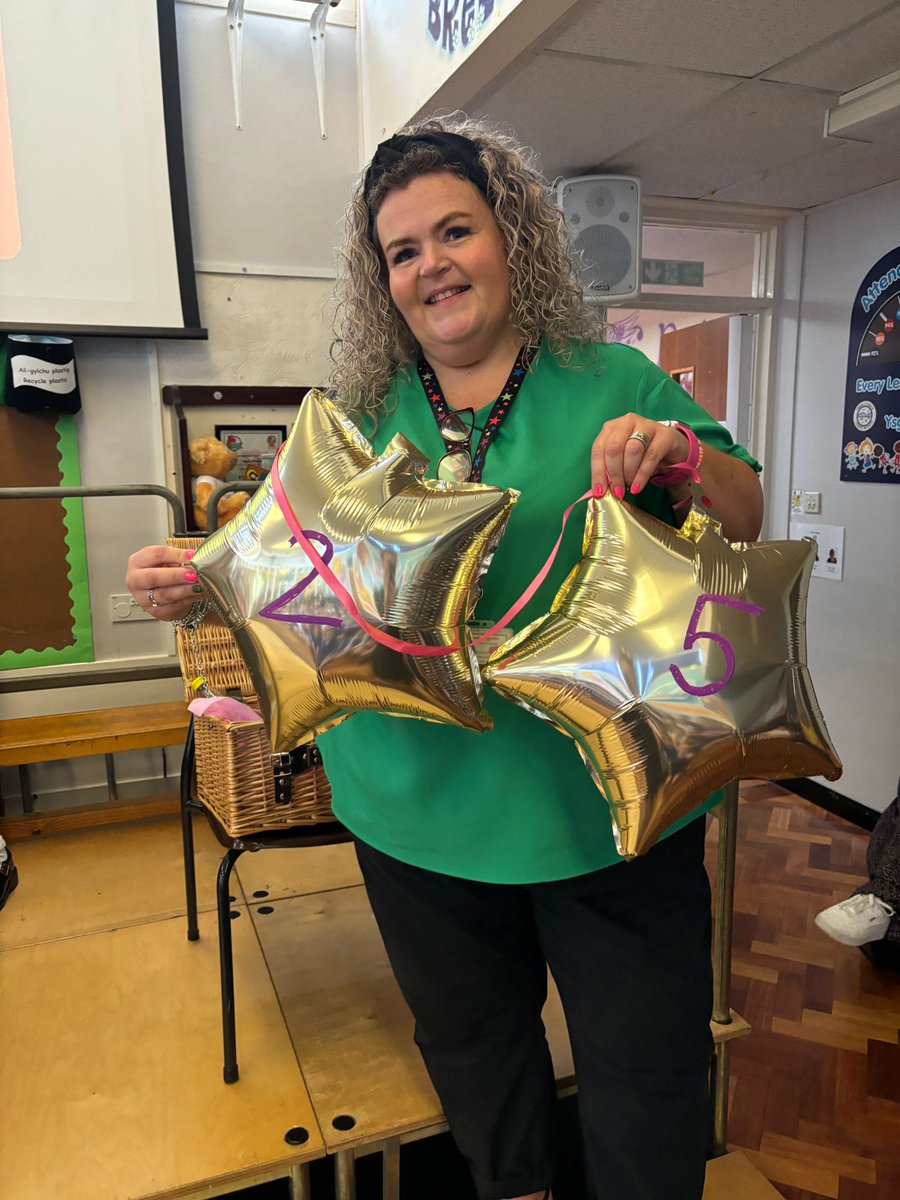 🎉🎉🎉Llongyfarchiadau mawr Mrs Williams. 25 mlynedd yn gweithio i Sir Gonwy! Congratulations Mrs Williams,  25 years working for Conwy Conunty <a href="/ConwyCBC/">Conwy Council</a>  @GwEGogleddCymru