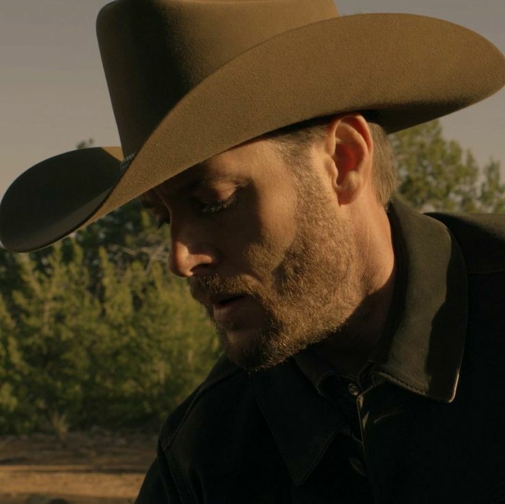 beausarchive's tweet photo. his big ass cowboy hat 😭🤏 https://t.co/2Yb4xCdI7U
