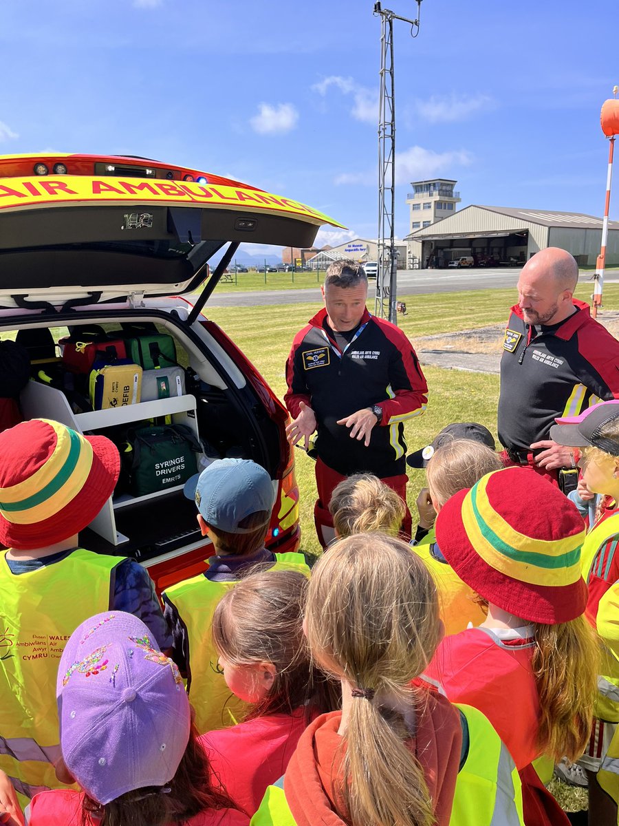Ysgol Waunfawr (@ysgolwaunfawr) on Twitter photo Diolch yn fawr iawn i dîm yr Ambiwlans Awyr am baratoi ymweliad hynod o ddifir ac am fod mor gyfeillgar. Rydym wedi dysgu lot am y gwaith anhygoel mae'r elusen yma yn ei wneud! Pawb wedi mwynhau a chael eu hysbrydoli.
🚁✨
<a href="/AmbiwlansAwyr/">Ambiwlans Awyr S4C</a>
<a href="/air_ambulance/">Wales Air Ambulance Charity</a> Diolch yn fawr iawn i dîm yr Ambiwlans Awyr am baratoi ymweliad hynod o ddifir ac am fod mor gyfeillgar. Rydym wedi dysgu lot am y gwaith anhygoel mae'r elusen yma yn ei wneud! Pawb wedi mwynhau a chael eu hysbrydoli.
🚁✨
<a href="/AmbiwlansAwyr/">Ambiwlans Awyr S4C</a>
<a href="/air_ambulance/">Wales Air Ambulance Charity</a>