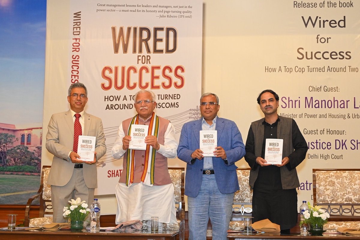 wisdomtree's tweet image. Honoured to have Hon&apos;ble Minister for Power Sh @mlkhattar ji launch Mr Shatrujeet Kapur&apos;s book #WiredForSuccess in the presence of Justice DK Sharma and Mr @ShobitArya #goodgovernance #Haryana #PowerReforms