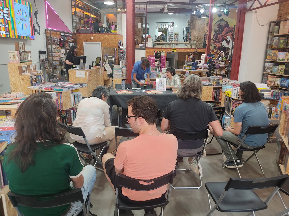 ¡Vayan ocupando sus asientos, porque comienza la firma de <a href="/pintamonas/">Carla Berrocal</a> y <a href="/DRartista/">DRartista</a> ! 

Estarán firmando y hablando sobre tierra yerma, publicado por <a href="/ReservoirBooks/">Reservoir Books</a> .