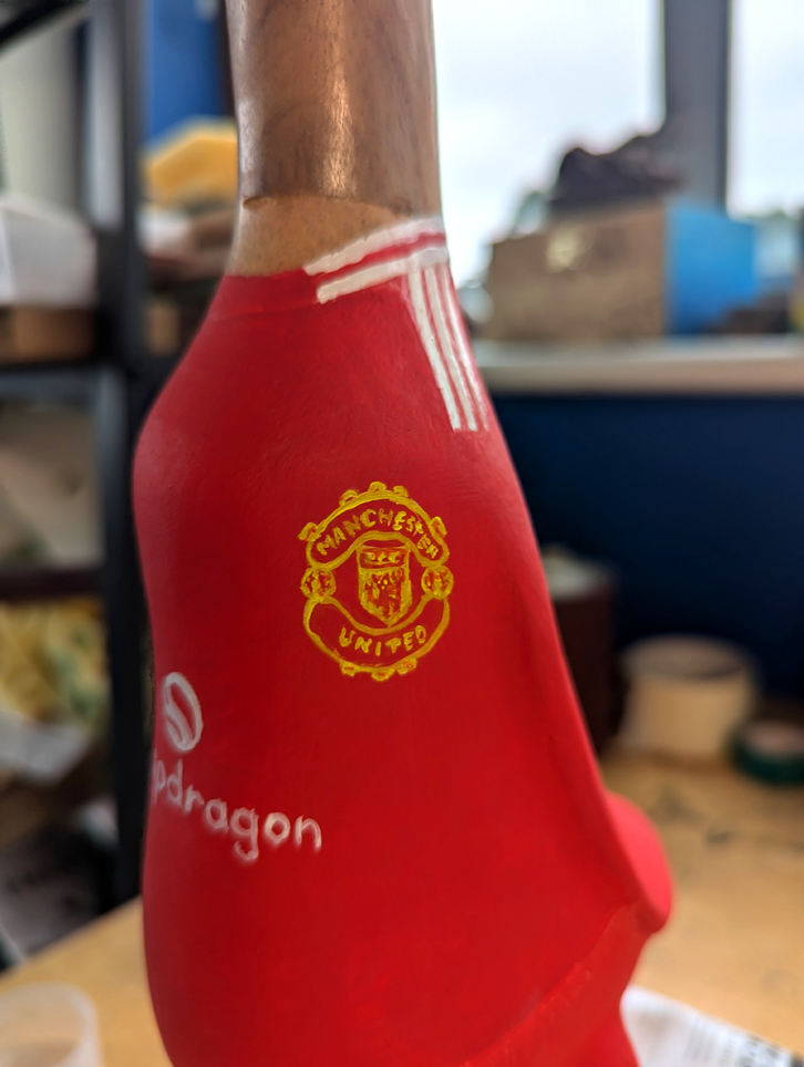 Here's a close up on the hand painted Manchester United logo on a custom painted duck we made recently. We can do any team, any kit, with any name and number on the shirt for you.

#woodenducks #custompaintedducks #footballduck #footyduck #footyfan #footymad #ManUtd #ManUtdduck
