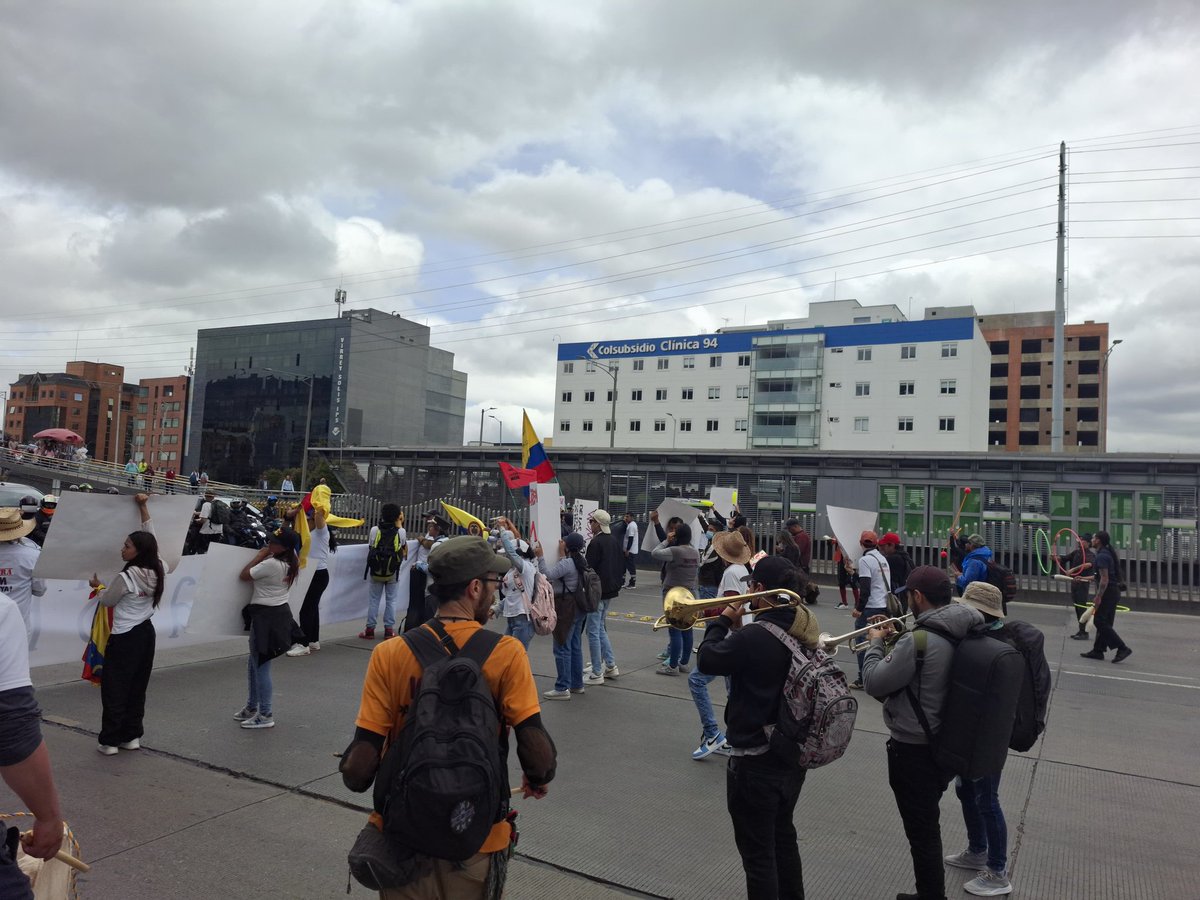 elefer50's tweet photo. Como es posible que licitan en diciembre 5G por un monto de 300.000 millones de pesos y salen en enero que no tienen plata pata pagar a las PYMES!! 
#contrawom
Autopista Norte calle 100 
CERRADA POR PROTESTA CONTRA WOM
@contrawom 
#contratistas 
@Soberania_Col 
@NoticiasCaracol https://t.co/kkxtBXbb7k