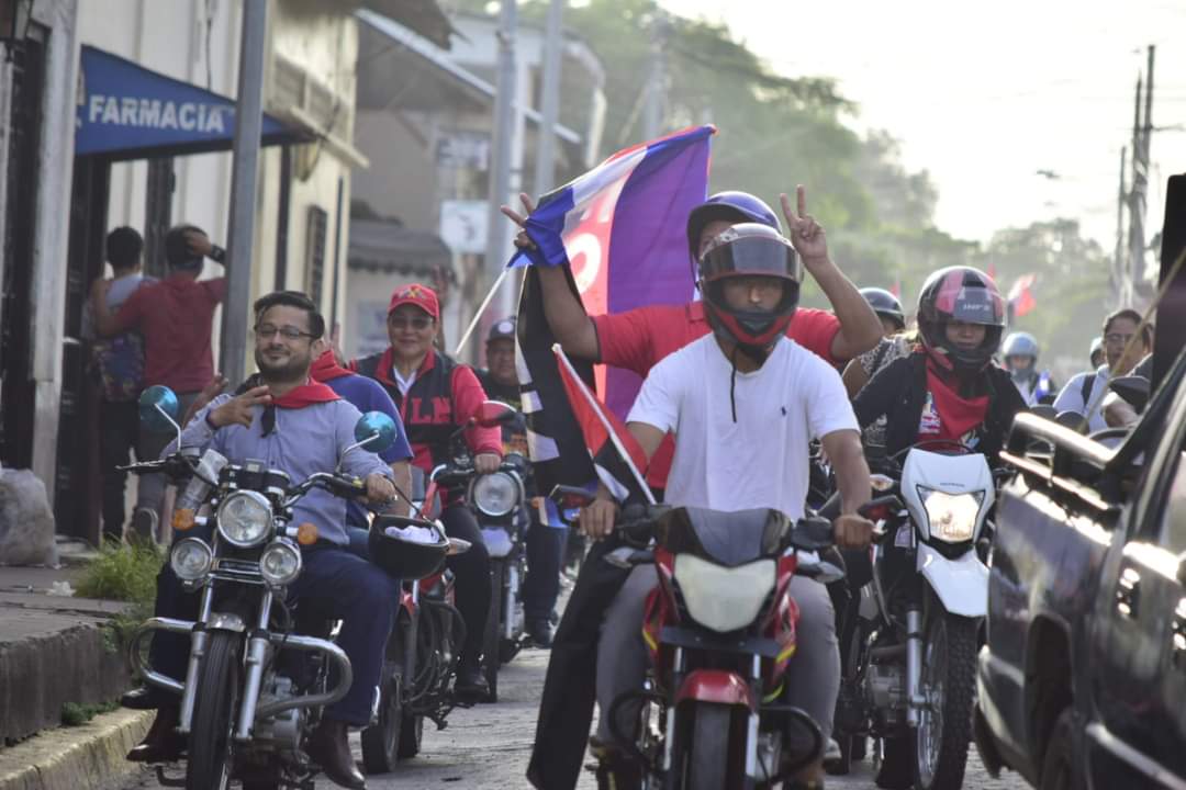 📌 La Militancia Sandinista Leonesa, se desbordaron este 17 de julio para celebrar el Día de la Alegría, quienes al son de chicheros y música revolucionaria ondeaban la bandera roja y negra y la azul, blanca y azul recorriendo las calles de la ciudad como símbolo de paz!!! ❤️🖤