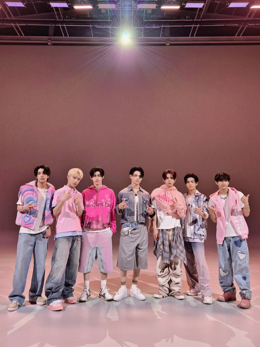 EN7ernally's tweet image. all enhypen members komca credits 😭 so proud of you my enhypen 🥹🤍